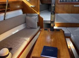 Sailingboat, next to ferry, barco en Santa Cruz de la Palma