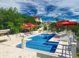 10 Bedroom Beautiful Home In Kucice
