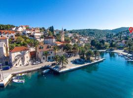 2 Bedroom Cozy Apartment In Splitska, хотел в Сплитска