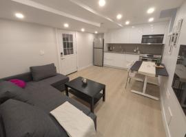 Elegant & Stylish Apartments with Private Entrance & Parking, hotel in Richmond Hill