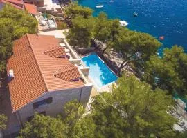 Six-Bedroom Holiday Home In Prizba