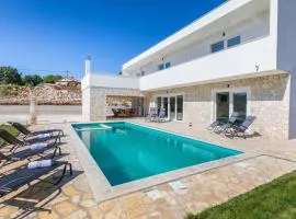 4 Bedroom Beautiful Home In Jursici