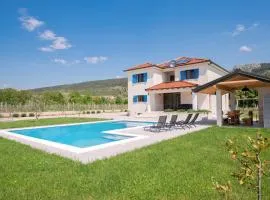 Lovely Home In Donji Prolozac
