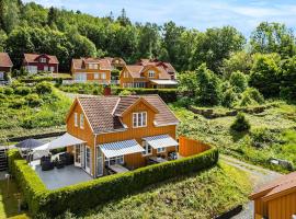 Gorgeous Home In Ris&oslash;r With Wifi โรงแรมหรูในริเซอร์