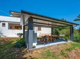 3 Bedroom Gorgeous Apartment In Rezanci