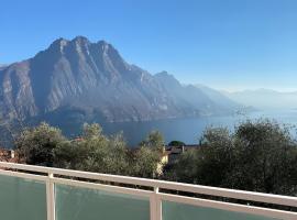 Happy Guest Apartments - Blue Apartment, hotel em Riva di Solto