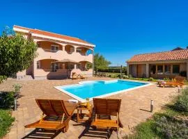 Four-Bedroom Holiday Home In Suhovare