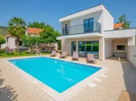 Three-Bedroom Holiday Home In Donji Prolozac