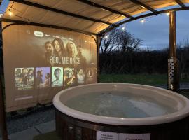 Dog Friendly Glamping Pods with Hot Tubs, hotel con bañera de hidromasaje en Dwyran