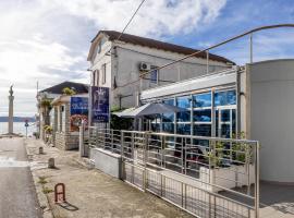 Amazing Apartment In Kastel Novi, ξενοδοχείο σε Kastela