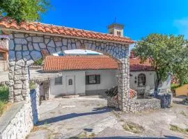 Three-Bedroom Holiday Home In Praputnjak