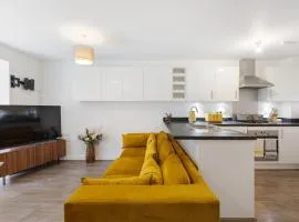 Pristine house near Dartford Station with Free Parking and Study