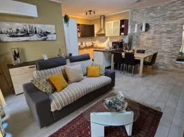 VARESE PRIME - Large independent Apartment, Air conditioning, 2 Bathrooms, 2 free covered Parking spaces, NO restricted traffic zone, Train Station 100m, Theatre 150m, Historic City Centre