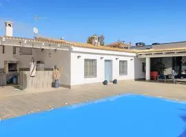 3 Bedroom Cozy Home In Lucena