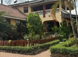 Green house, 2bdr Apt, 7 min from Airport