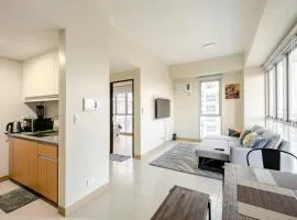 Luxury Corner Suite 1 Bedroom plus Den Top Floor Birds Eye View Spacious 668 square Feet