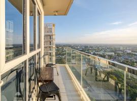 Rare Top Floor Luxury Corner Suite 1 Bedroom plus Den 668 sq ft Aerial View，位于伊洛伊洛的酒店