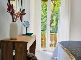 Claudia's Luxurious Garden Apt