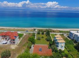 Villa Sonora - Beachfront, Amazing Garden, Panoramic Sea View，位于波利克罗诺的酒店