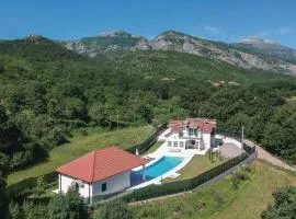 Five-Bedroom Holiday Home In Hrvace