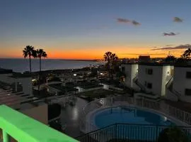 SEA VIEW 2BR TOPLOCTAION Heated pool 5 min to beach