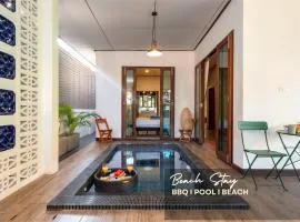 Spacious Homey Pool Villa with Private Parking, Fenced Yard, BBQ, 5min to Beach, Pet-Friendly