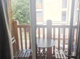 Confortable studio, jolie terrasse a 350 m de Paris