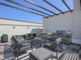 204- Modern retreat w elevator & BBQ