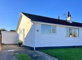 2 Bedroom Bungalow WiFi Parking Garden Pets, caba&ntilde;a en Pentraeth