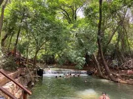 Completo, rio natural de água quente e piscinas