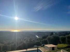 Cocon de bien-être à Vence avec vue mer, piscine et terrasse ensoleillée