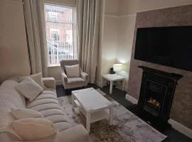 -Sleeps 10 People Spacious House -Fast Free WiFi -Free Parking -Contractor Friendly