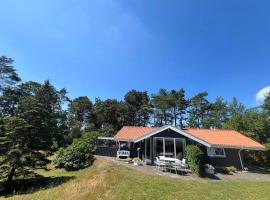 Sommerhus med vandudsigt, hotel v destinaci Bøtø By