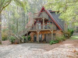 Peaceful Paradise Cabin Farmhouse with Huge Hot Tub, hotel v destinaci Gainesville