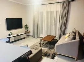 13A Elizabeth Place - Beautiful self catering 2 bedroom unit next to Kyalami Racetrack with free WiFi - swimming pool gym and restaurant - Perfect for a small family in Midrand Waterfall