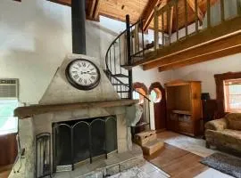 Rustic Mountaintop Cabin on small farm with WiFi