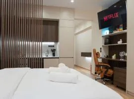 Luxury Suite 100m from Shore and Tram