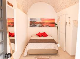 Room 20 - Piccola Camera in pietra bianca, hotelli kohteessa Giovinazzo
