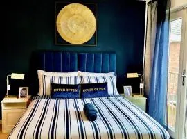 Dartford Kent Luxe Home -2 Mins From Dartford Crossing - Close To Town Centre & Station - 5 Bedroom Holiday Home - Fun Games & Free Parking-Sleeps 1 to 12