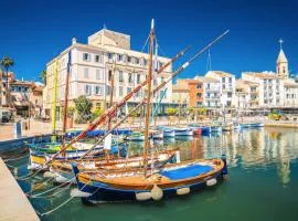 Grand T3 Lumineux Spacieux Propre, tout confort, Parking, Ascenseur, Emplacement central unique, port-commerces-mer et plages à pied, Location du Samedi au Samedi