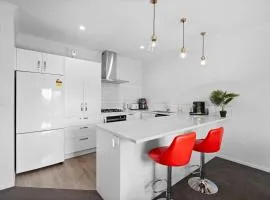 Contemporary 3 Bed Townhouse Near CBD & Hospital
