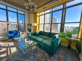 Bright 2BR Luxury Corner Suite with Optional Parking Sleeps 6 guests Near McCormick Place and Soldier Field, готель у Чикаго