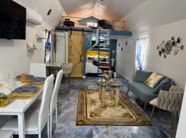 Little Italy - Welcome to Venice Tiny House, minicasa en Jacksonville