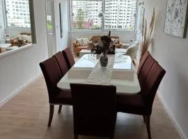 Enfrente al mar Servicio de playa Limpieza diaria Estacionamiento Sábanas y toallas Gimnasio Recepción 24 hs A pasos del puerto y Gorlero