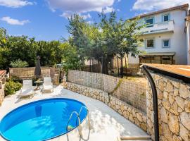 3 Bedroom Awesome Home In Krk, hotel v destinaci Risika