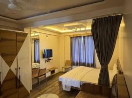 Royal Pure Veg Restaurant and Lodging, hotel v destinaci Ambegaon