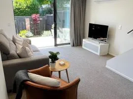 New 2bed2bath townhouse with parking by Hagley Park
