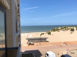 Two bedroom apartment with side sea view, hotel en Koksijde