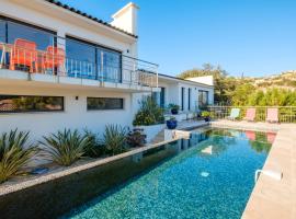 Villa Luxe Vue Mer Baie De Cannes, hotel v destinaci Les Adrets de l'Esterel