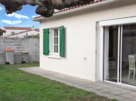 Maison spacieuse et accessible - La Couarde-sur-Mer - Vue jardin, hotel em La Couarde-sur-Mer